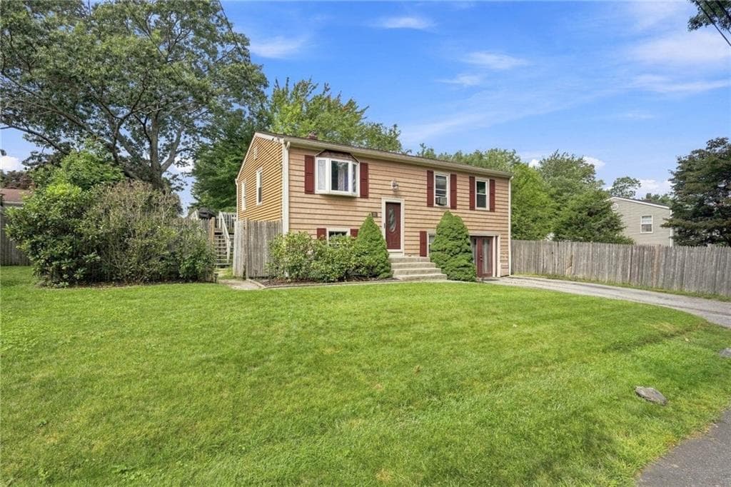 Single Family Residence at 77 Kenneth Avenue, Warwick, photo 4 of 28