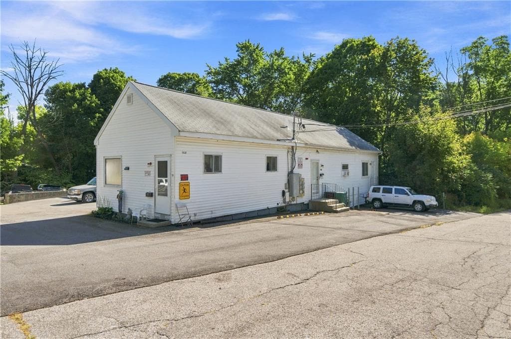 Multi Family at 168 Rockland Avenue, Woonsocket, photo 4 of 50