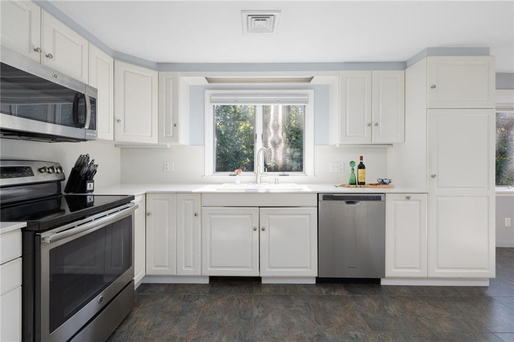Single Family Residence at 251 Succotash Road, South Kingstown, photo 7 of 43