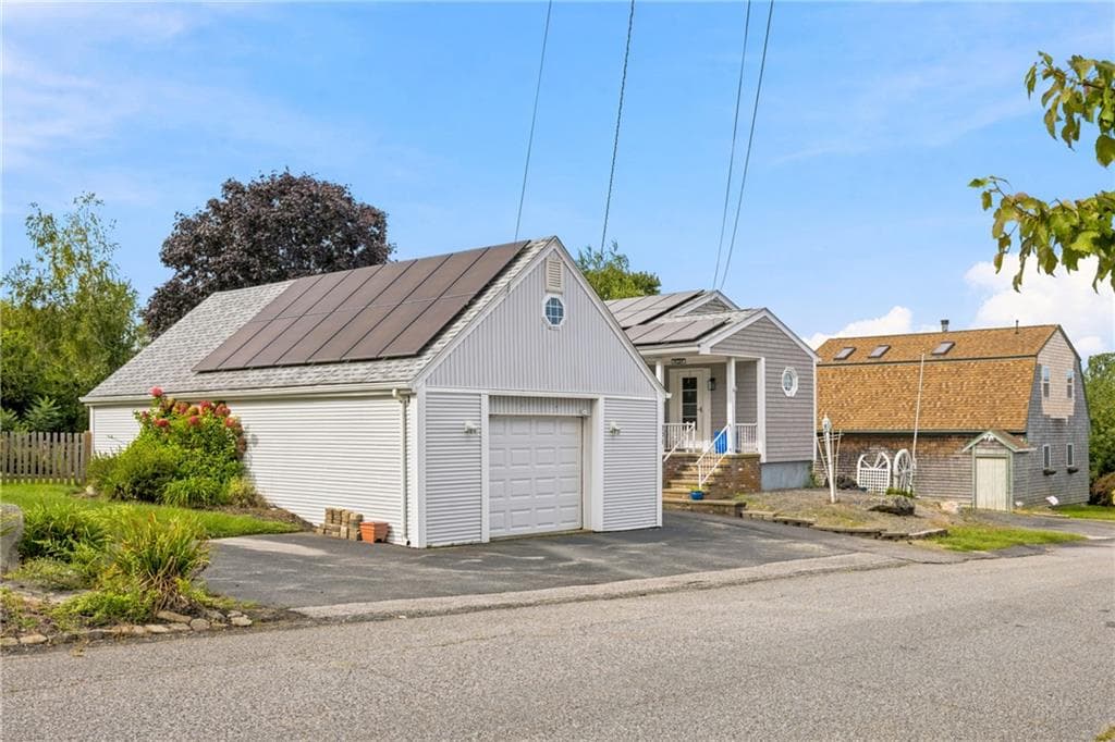 Single Family Residence at 201 Randolph Avenue, Tiverton, photo 6 of 37