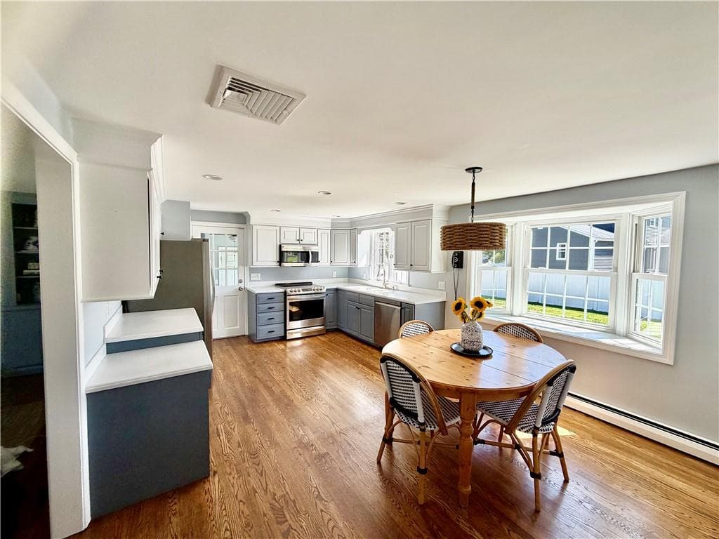 Single Family Residence at 7 Cortland Lane, Smithfield, photo 9 of 24
