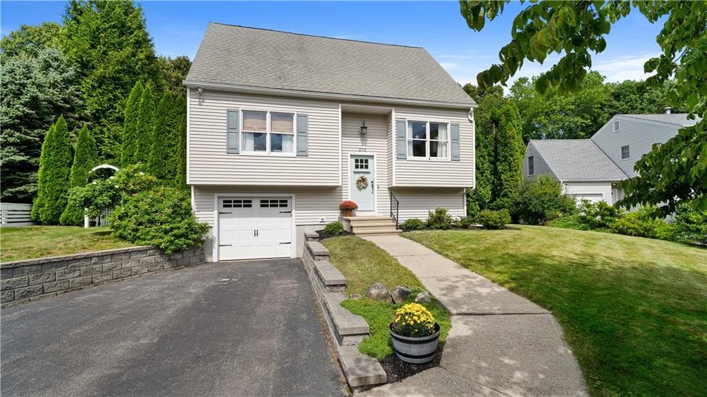 Single Family Residence at 270 Weathervane Road, South Kingstown, photo 4 of 50