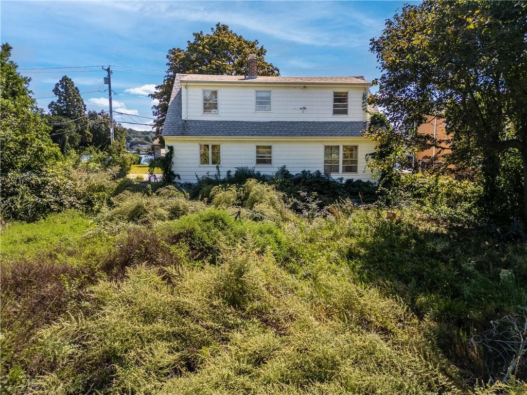 Single Family Residence at 72 Point Road, Portsmouth, photo 16 of 33