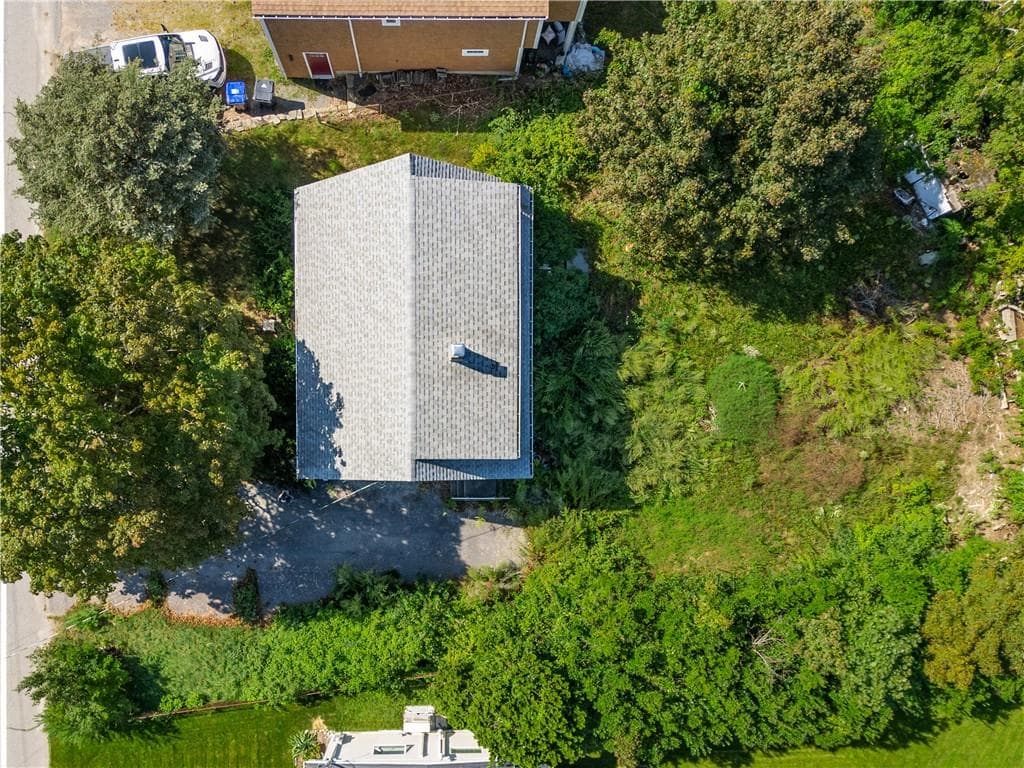Single Family Residence at 72 Point Road, Portsmouth, photo 4 of 33