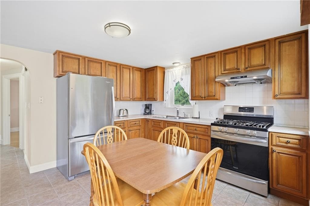 Single Family Residence at 22 Larchmere Drive, East Providence, photo 7 of 30