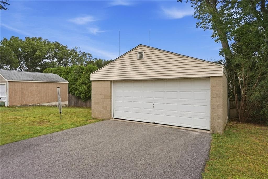 Single Family Residence at 22 Larchmere Drive, East Providence, photo 5 of 30
