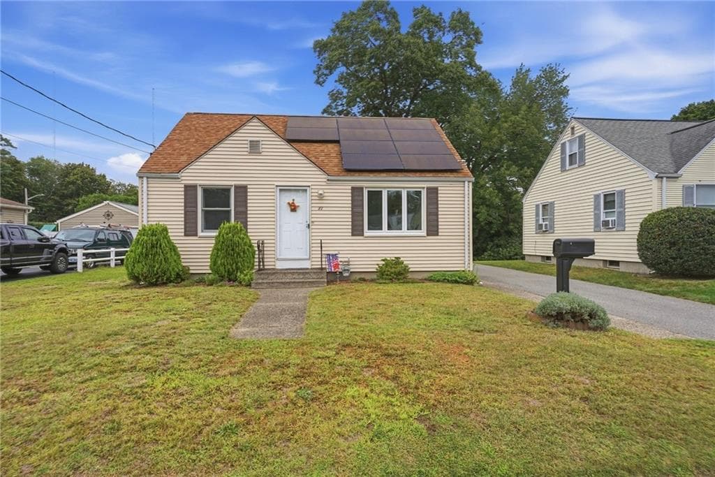 Single Family Residence at 22 Larchmere Drive, East Providence, photo 4 of 30