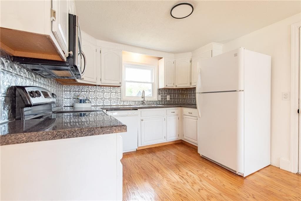 Single Family Residence at 15 Gage Street, Warwick, photo 4 of 31