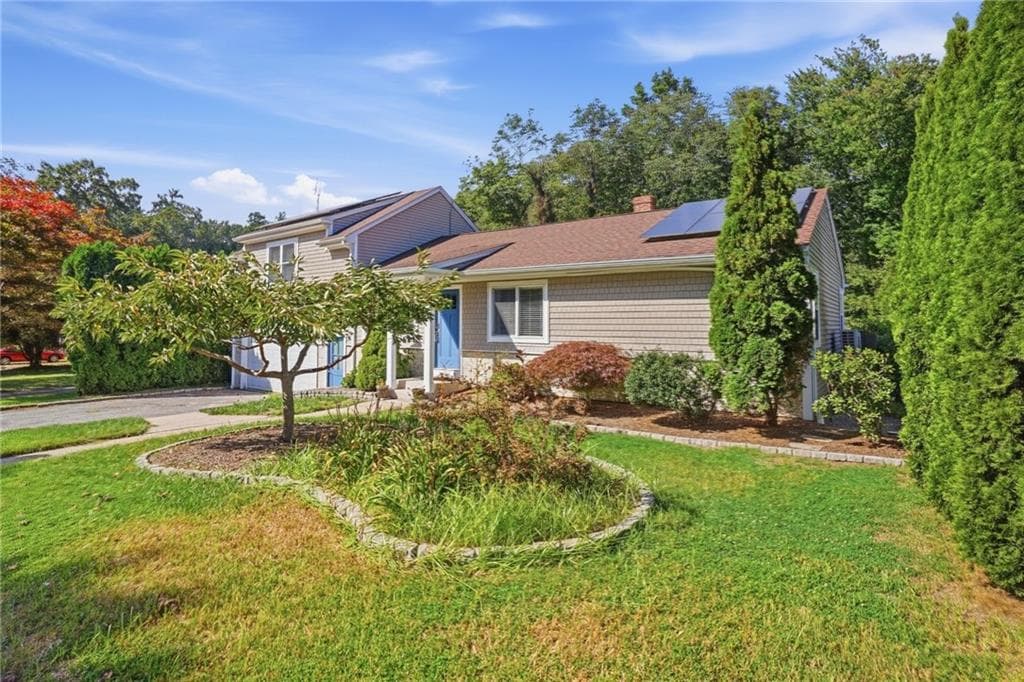 Single Family Residence at 20 Moswansicut Drive, Johnston, photo 2 of 43