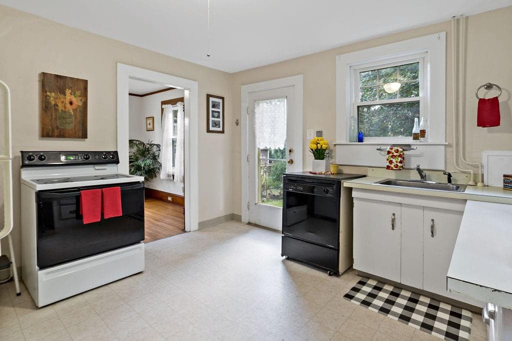 Single Family Residence at 66 Schaeffer Street, South Kingstown, photo 14 of 32
