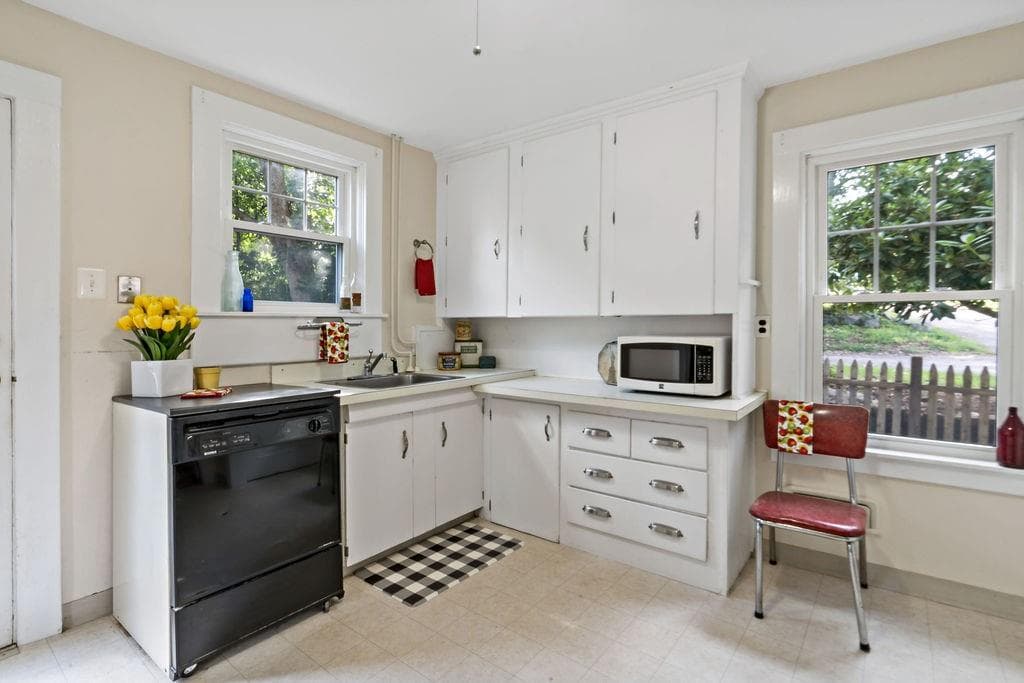 Single Family Residence at 66 Schaeffer Street, South Kingstown, photo 15 of 32