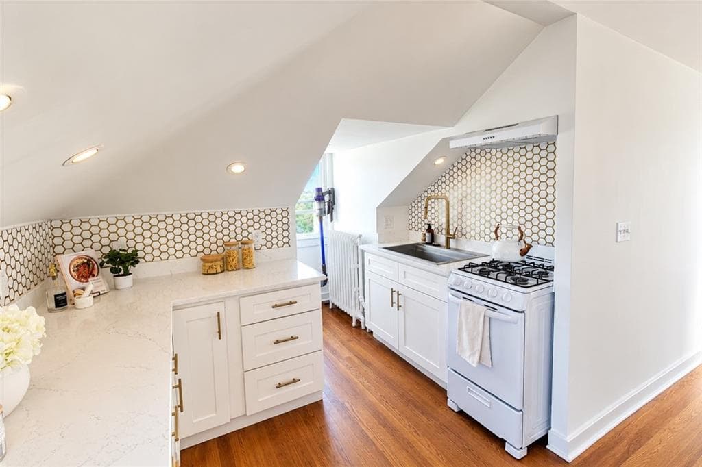 Condominium at 9 Whitfield Place UNIT 5, Newport, photo 8 of 27