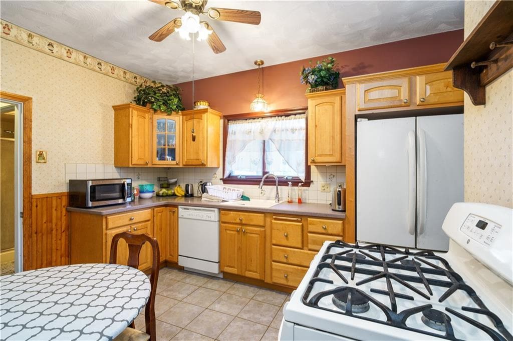 Single Family Residence at 197 Laurens Street, Cranston, photo 10 of 29