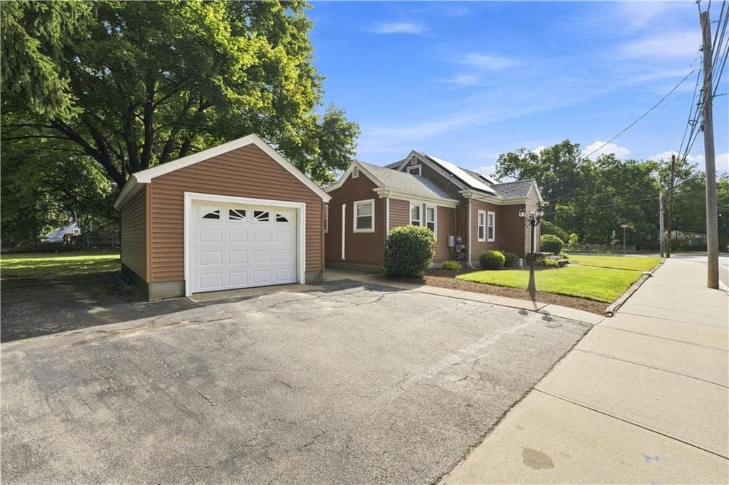 Single Family Residence at 357 Old River Road, Lincoln, photo 3 of 30