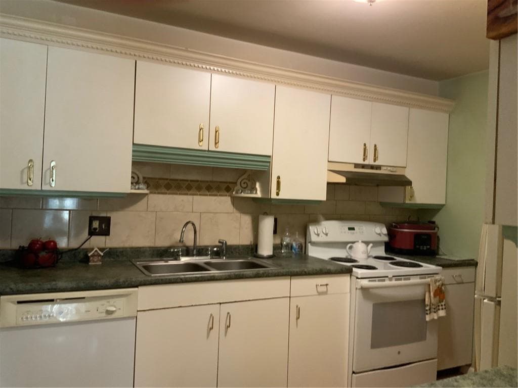 Condominium at 20 Village Court UNIT 20, West Warwick, photo 3 of 16