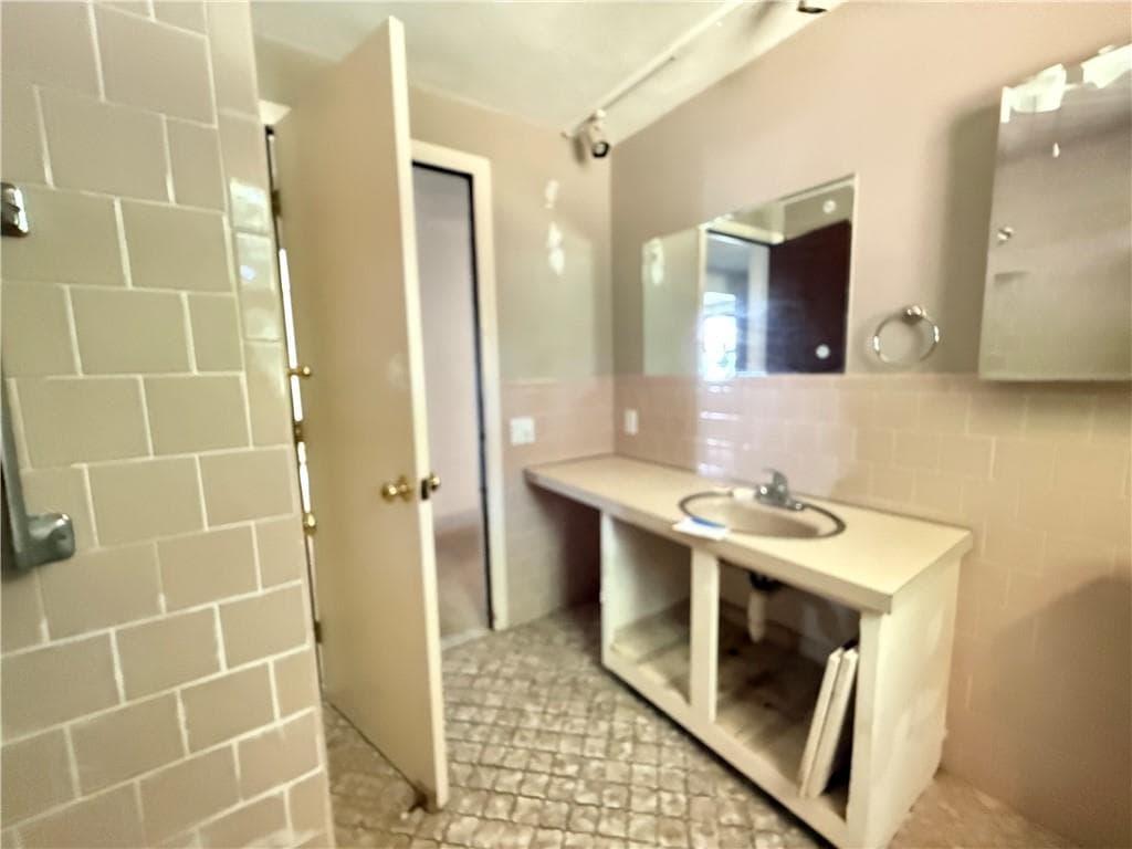 Single Family Residence at 41 Beeckman Avenue, Cranston, photo 12 of 29