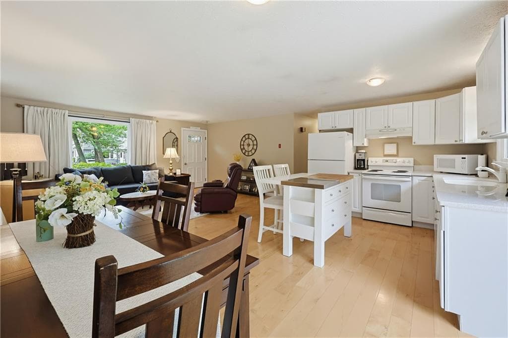Single Family Residence at 39 Tidewater Drive W, South Kingstown, photo 12 of 33