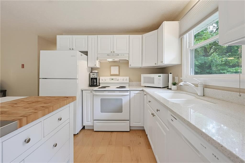 Single Family Residence at 39 Tidewater Drive W, South Kingstown, photo 9 of 33