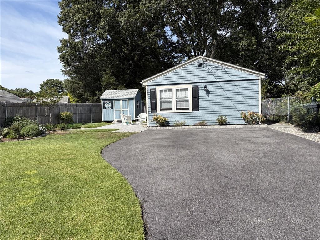 Single Family Residence at 103 Darrow Drive, Warwick, photo 2 of 33