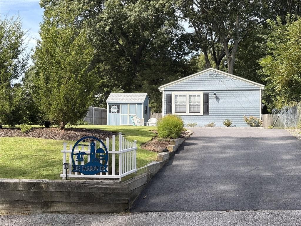 Single Family Residence at 103 Darrow Drive, Warwick, photo 6 of 33