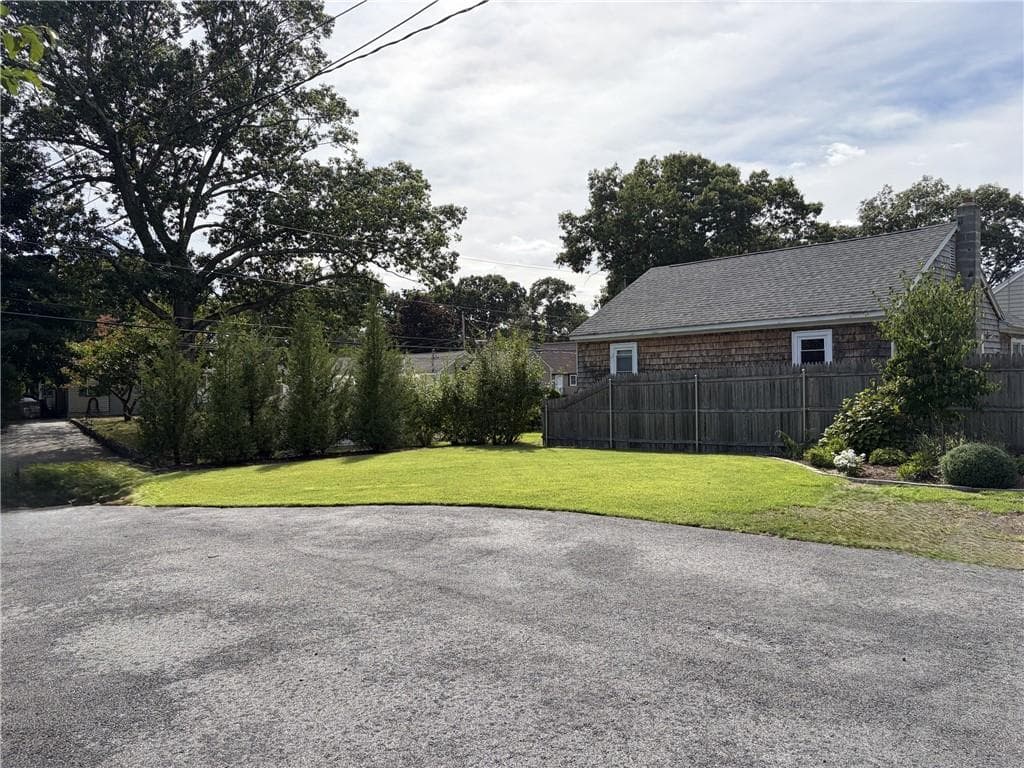 Single Family Residence at 103 Darrow Drive, Warwick, photo 13 of 33