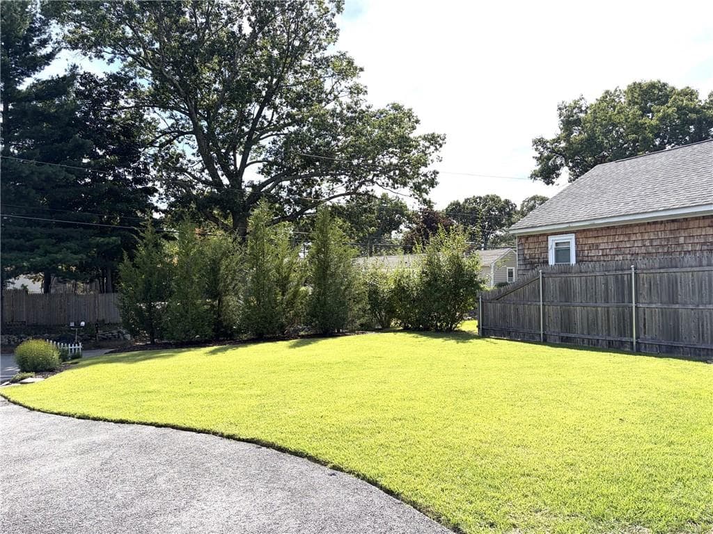 Single Family Residence at 103 Darrow Drive, Warwick, photo 12 of 33