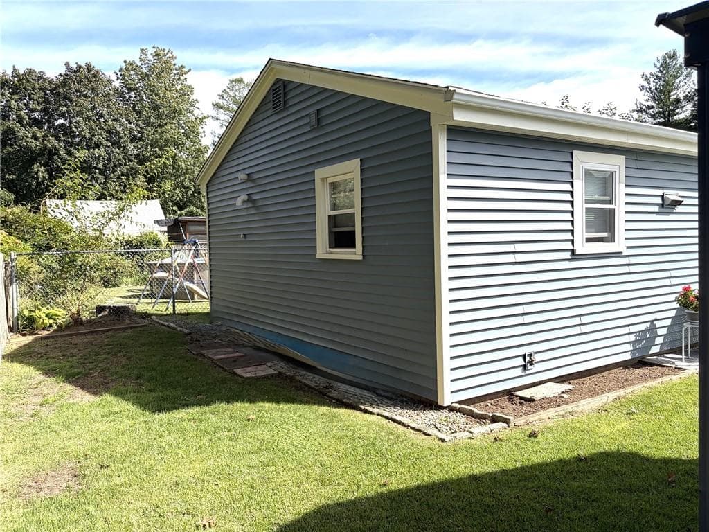 Single Family Residence at 103 Darrow Drive, Warwick, photo 9 of 33