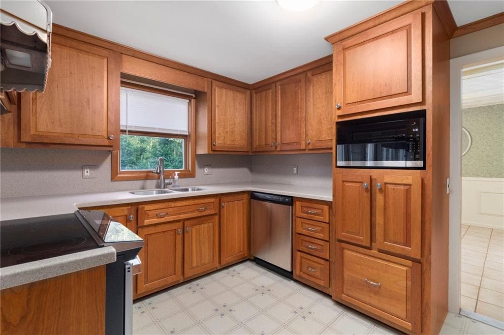 Single Family Residence at 51 Stony Lane, North Kingstown, photo 14 of 47