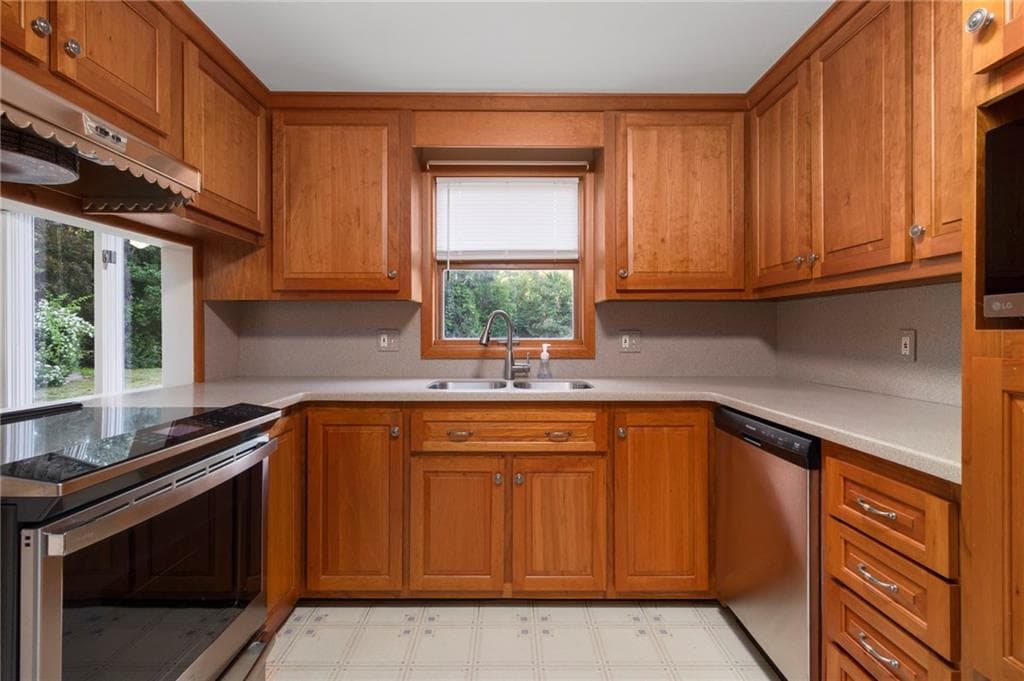 Single Family Residence at 51 Stony Lane, North Kingstown, photo 15 of 47