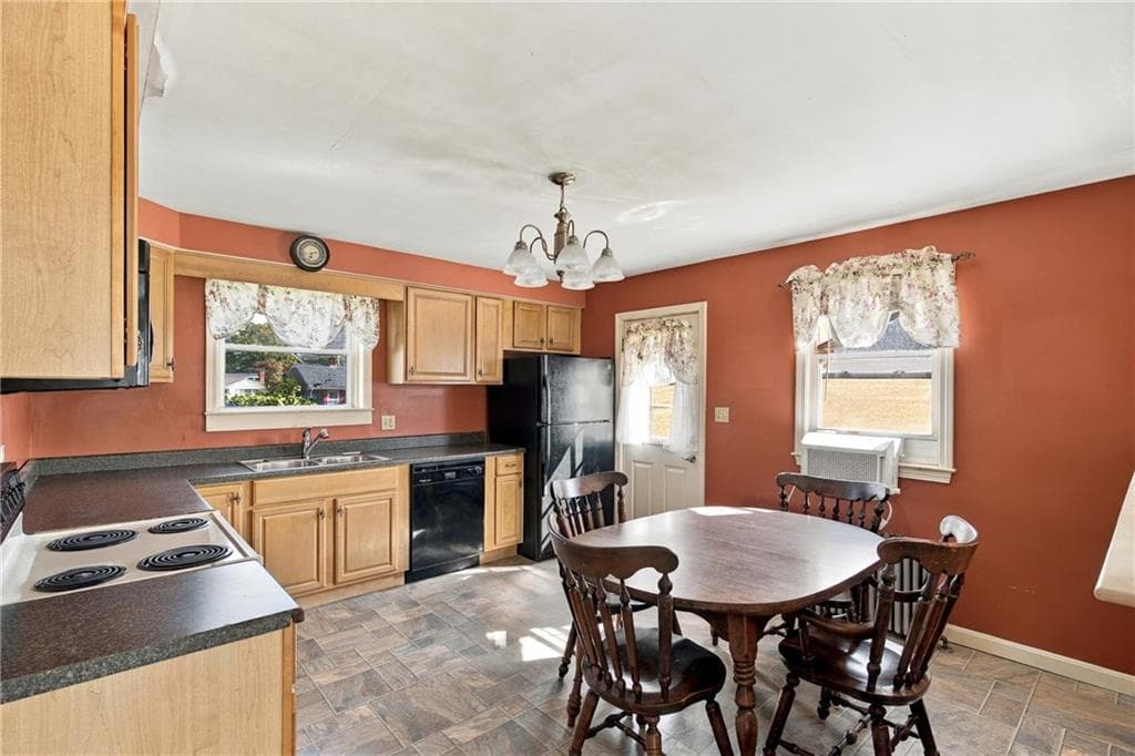 Single Family Residence at 136 Durfee Road, Tiverton, photo 9 of 39