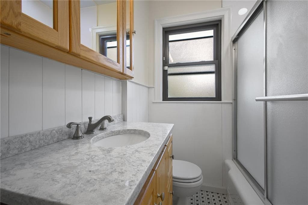 Single Family Residence at 10 Pawtucket Avenue, East Providence, photo 17 of 34