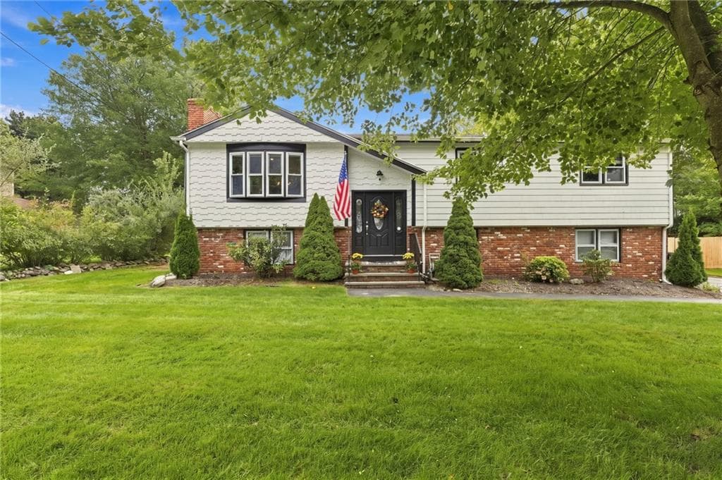 Single Family Residence at 7 Cindy Circle, Johnston, photo 2 of 50