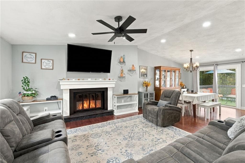 Single Family Residence at 7 Cindy Circle, Johnston, photo 7 of 50