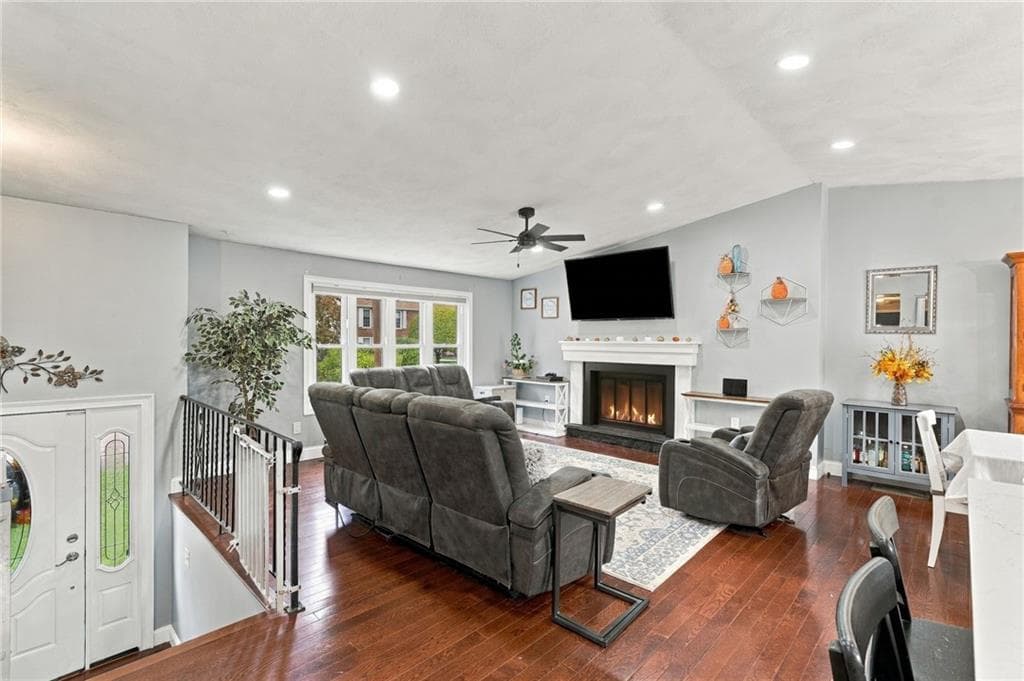 Single Family Residence at 7 Cindy Circle, Johnston, photo 5 of 50