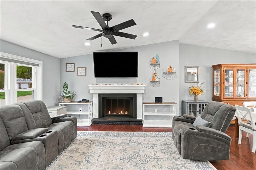 Single Family Residence at 7 Cindy Circle, Johnston, photo 4 of 50
