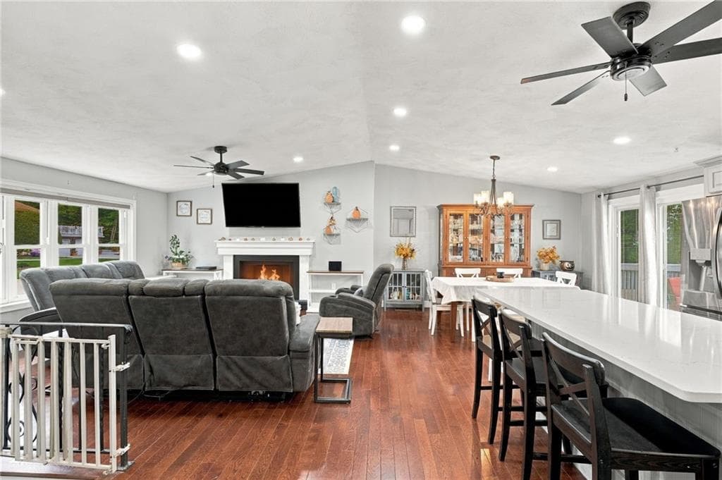 Single Family Residence at 7 Cindy Circle, Johnston, photo 8 of 50