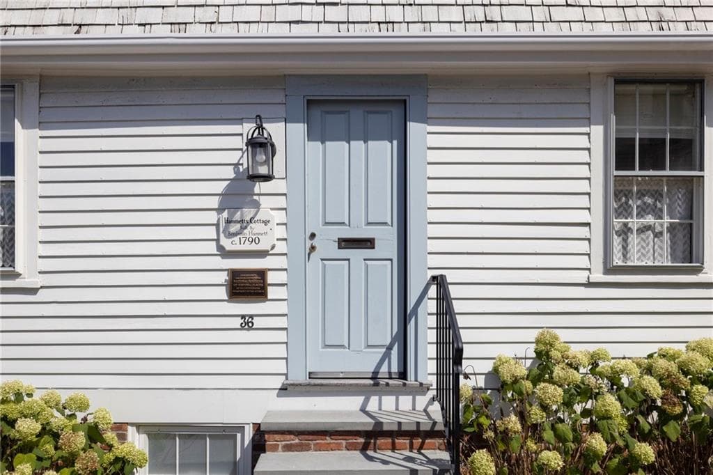 Single Family Residence at 36 William Street, Newport, photo 3 of 33