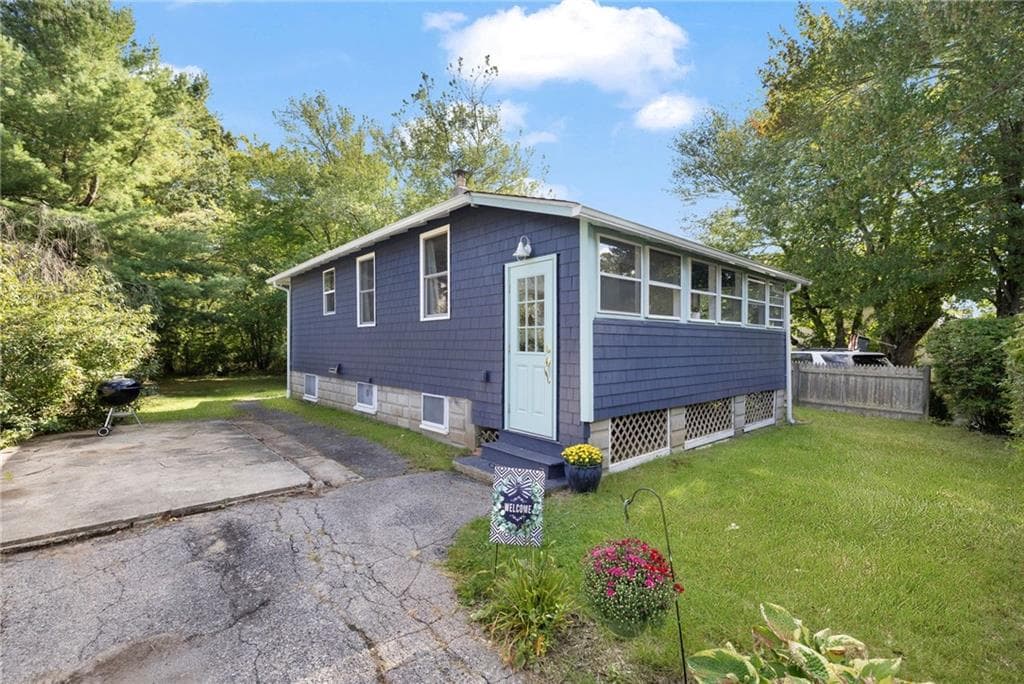 Single Family Residence at 86 Oakside Street, Warwick, photo 2 of 31