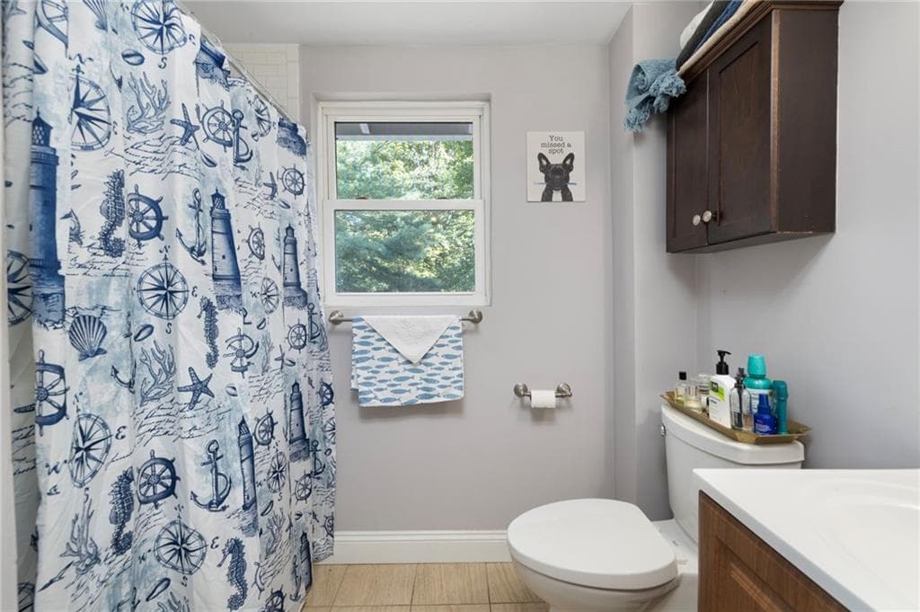 Single Family Residence at 86 Oakside Street, Warwick, photo 16 of 31