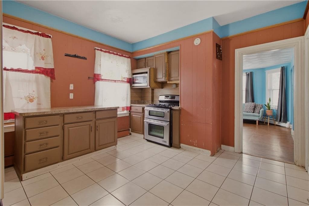 Single Family Residence at 1003 Douglas Avenue, Providence, photo 11 of 39