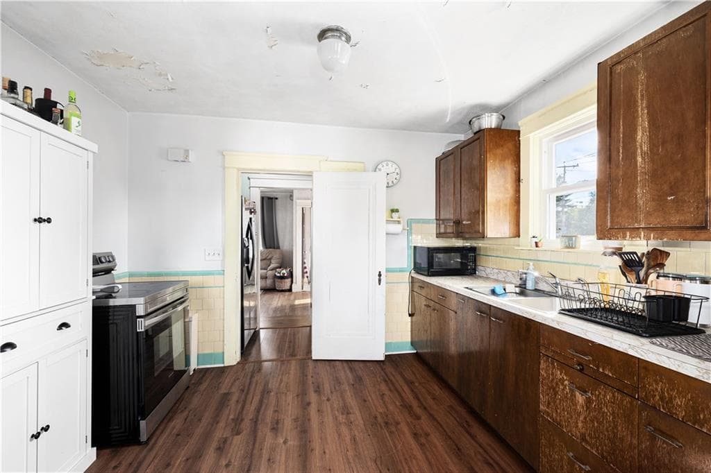 Single Family Residence at 153 Lyndon Road, Cranston, photo 11 of 26