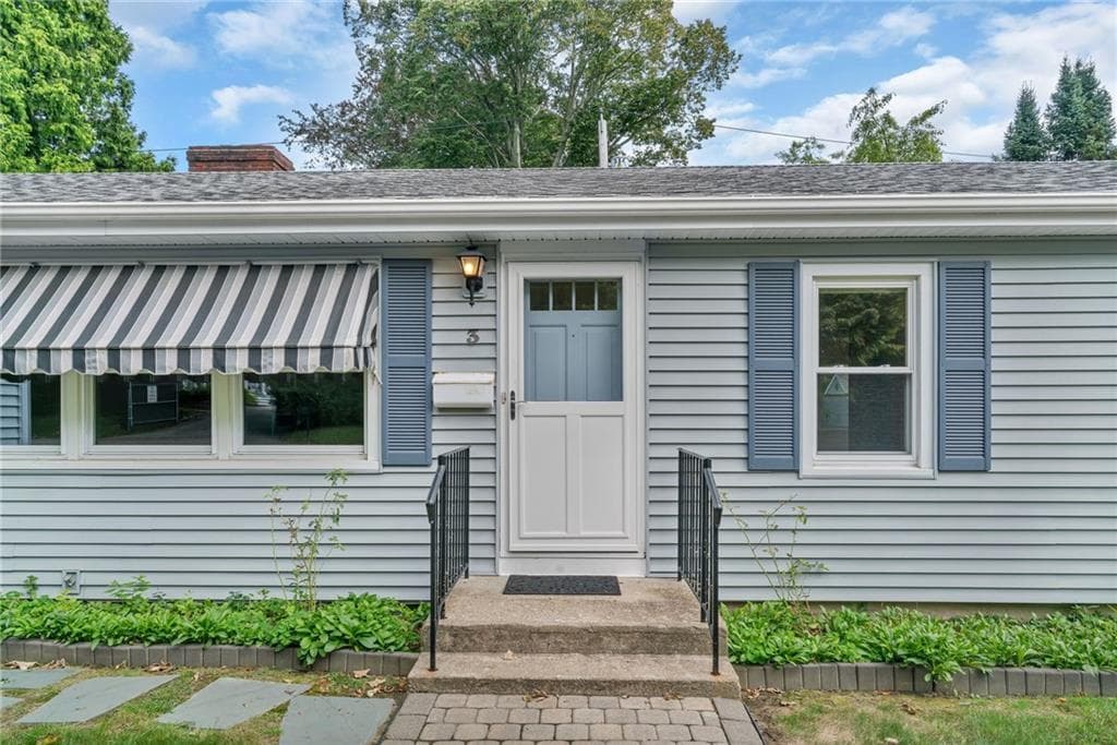 Single Family Residence at 3 Collins Terrace, Middletown, photo 5 of 49