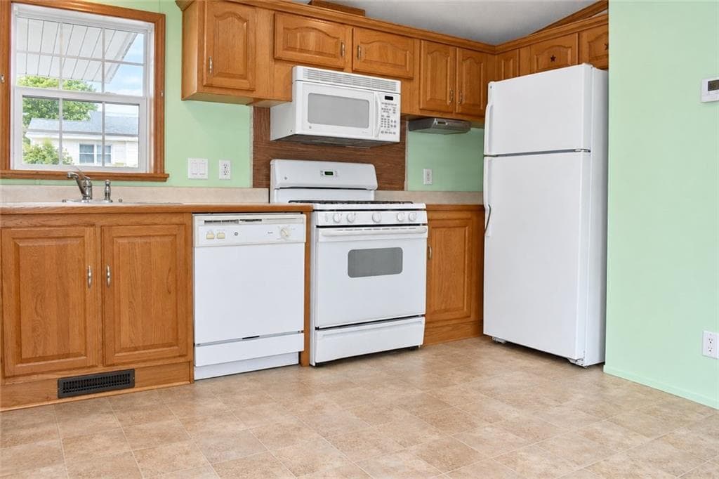 Single Family Residence at North Kingstown, photo 8 of 17