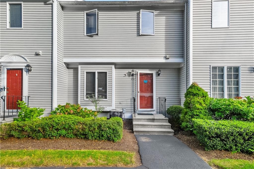 Condominium at 870 Bullocks Point Avenue, East Providence, photo 5 of 12
