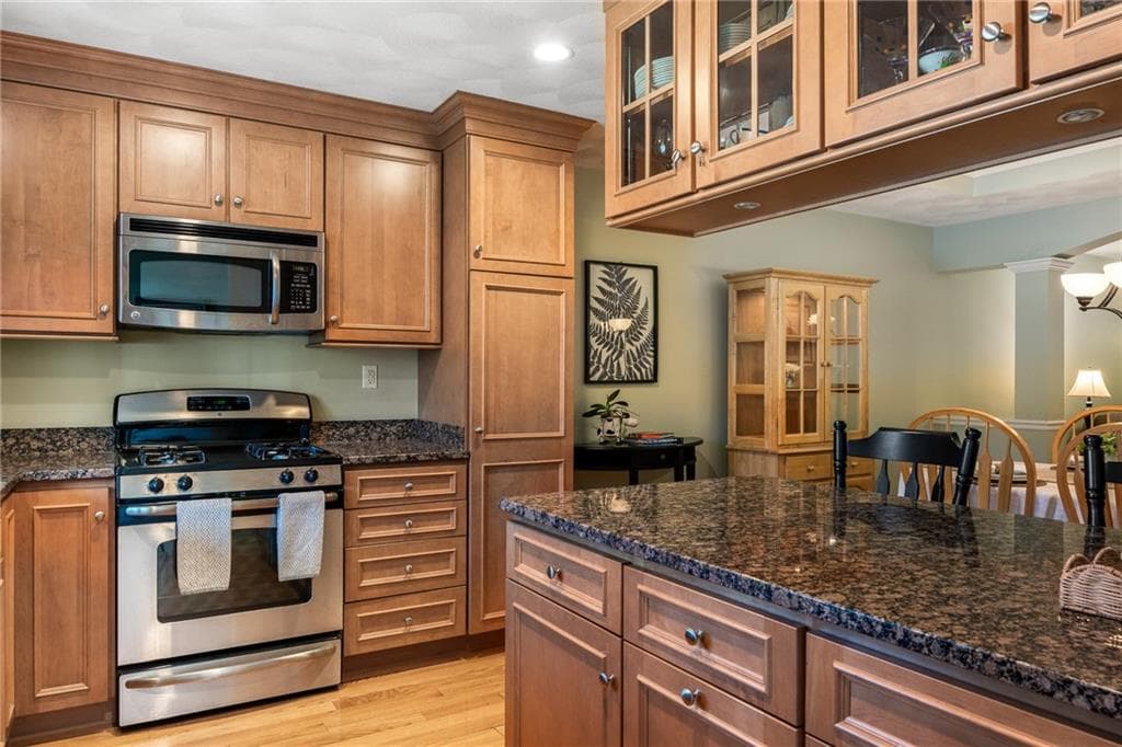 Condominium at 19 Classic Court, North Kingstown, photo 9 of 41