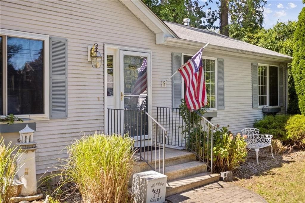 Single Family Residence at 35 Kenwood Street, Warwick, photo 3 of 39