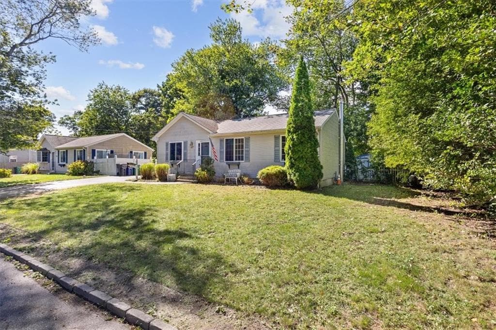 Single Family Residence at 35 Kenwood Street, Warwick, photo 4 of 39