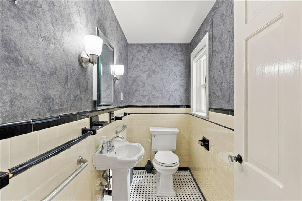 Single Family Residence at 2 Elton Circle, Cranston, photo 14 of 17