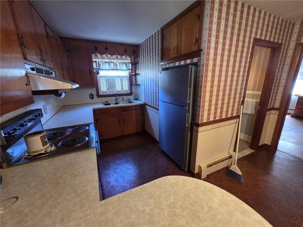 Single Family Residence at 71 Fales Road, Bristol, photo 6 of 16