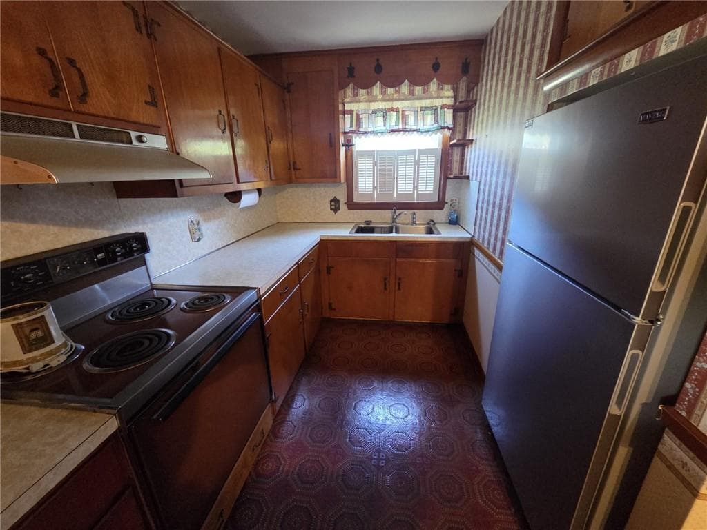 Single Family Residence at 71 Fales Road, Bristol, photo 5 of 16